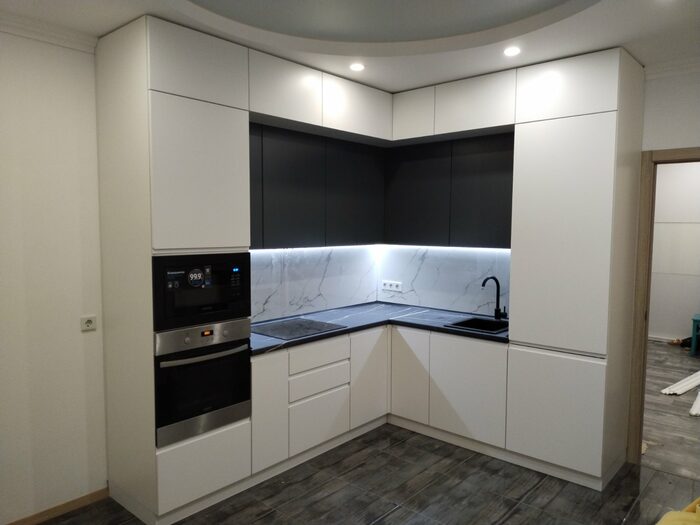 Крашенный МДФ с интегрированными ручками.