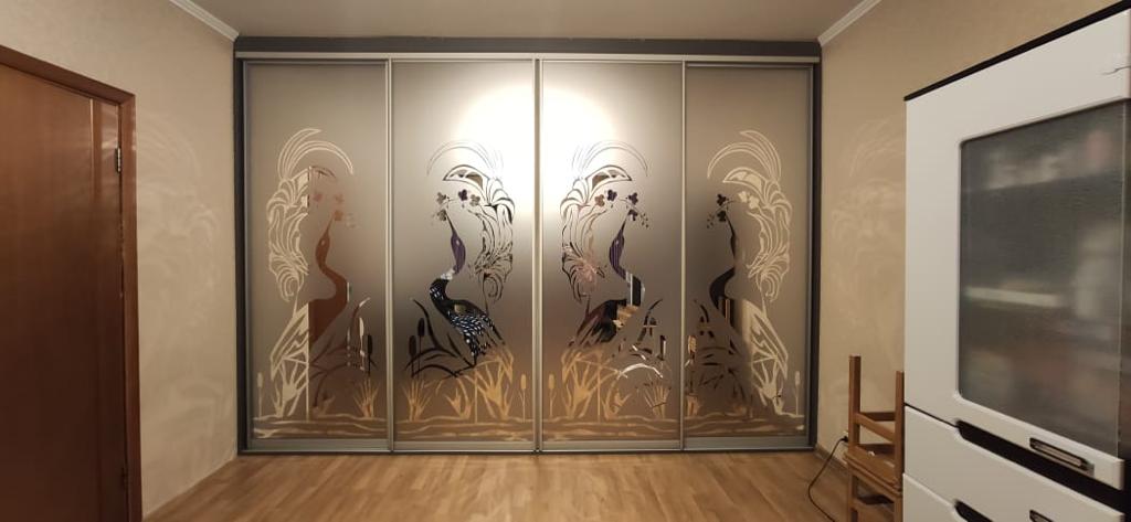 Шкаф-купе с зеркалом  и пескоструйным рисунком.