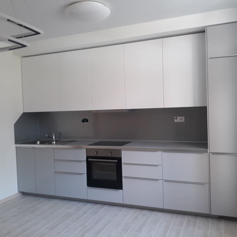 Кухня с фасадами из AGT акрил.