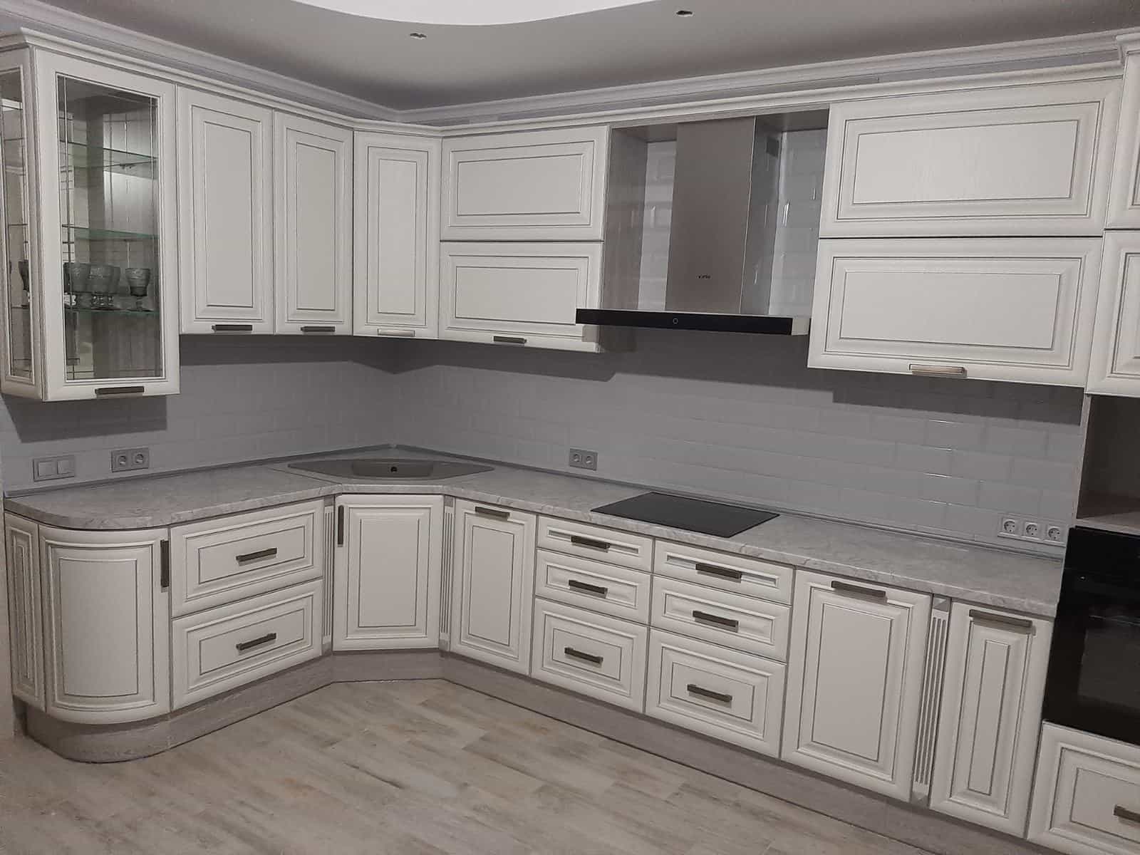 Кухня с фасадами из крашенного МДФ в классическом стиле с патиной.