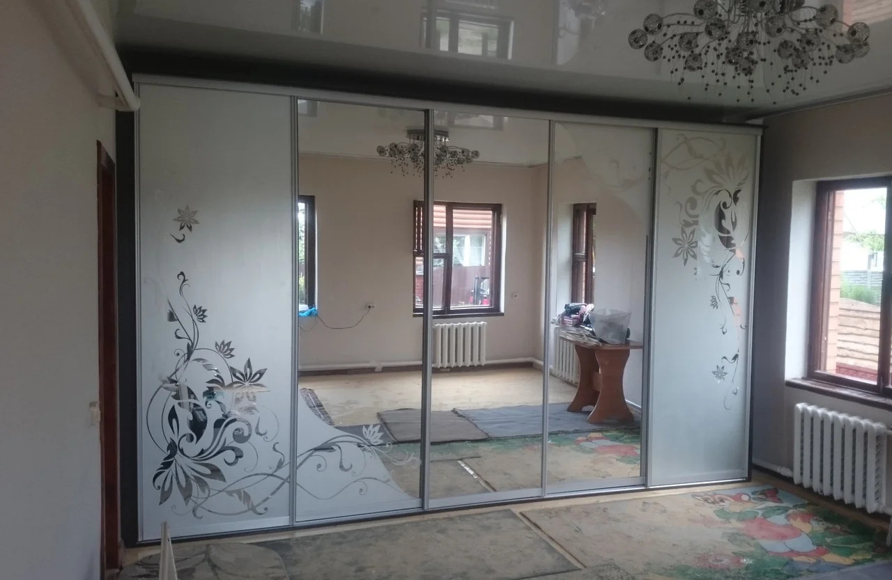 Шкаф-Купе с пескоструйным рисунком.