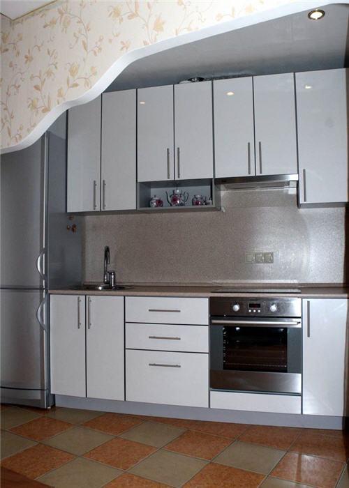 Кухня с фасадами из пластика.