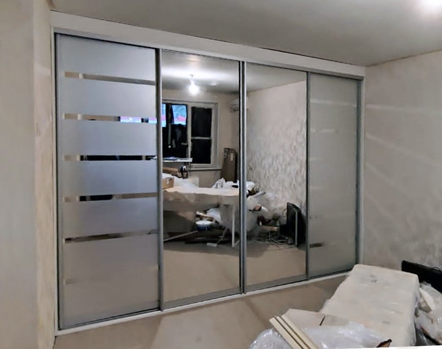 Шкаф-Купе зеркало с пескоструйными полосами.