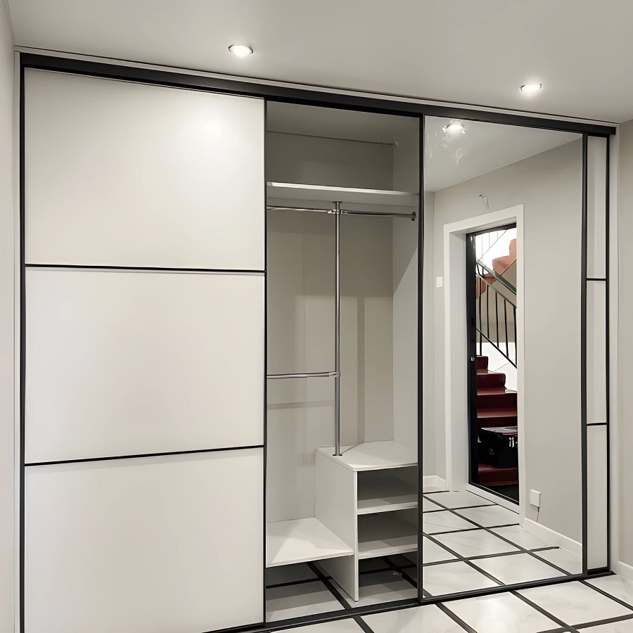 Шкаф-Купе с зеркалом.