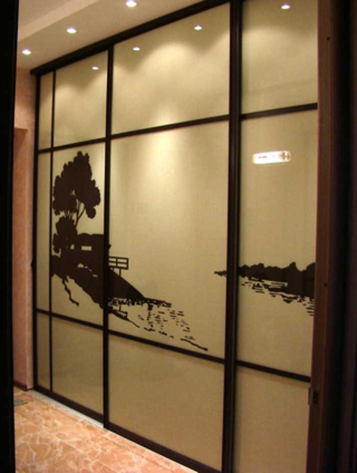 Шкаф-Купе с лакобелем и пескоструйным рисунком.