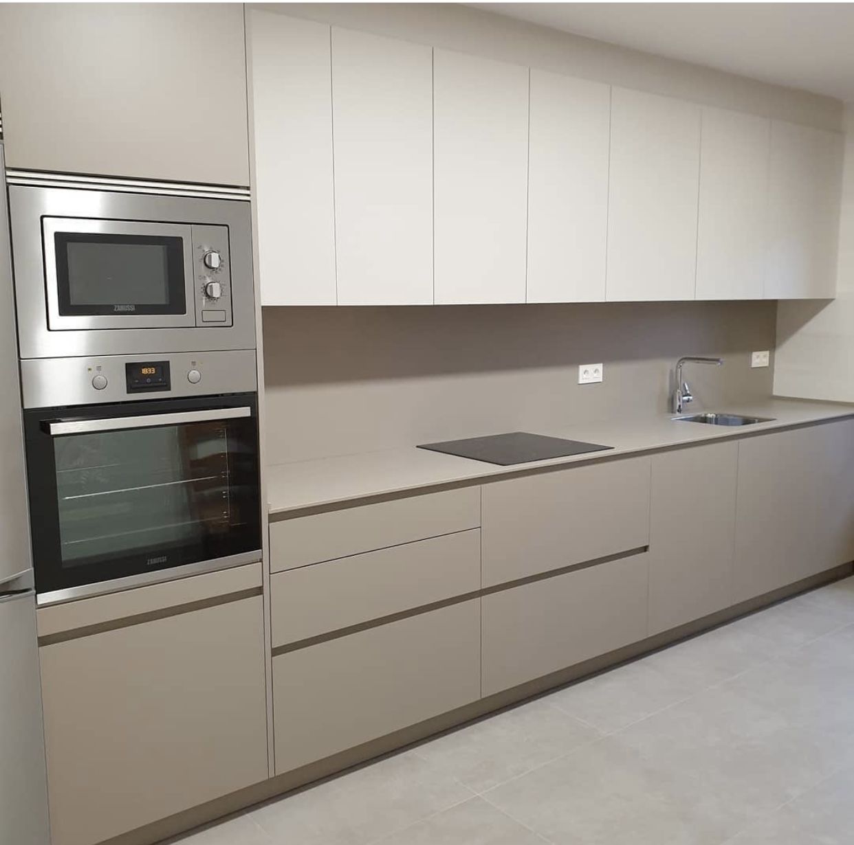 Кухня с фасадами из AGT акрил.