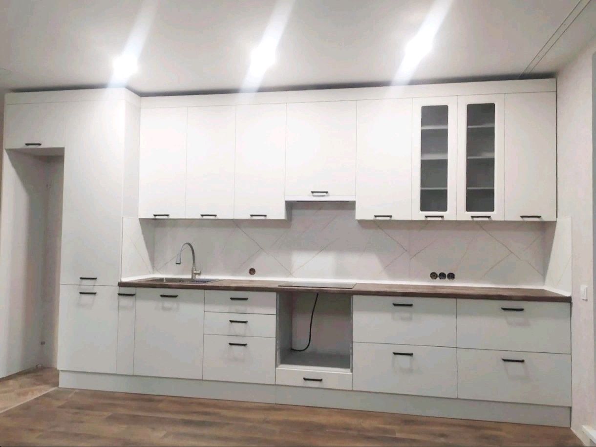 Кухня с фасадами из крашенного МДФ.