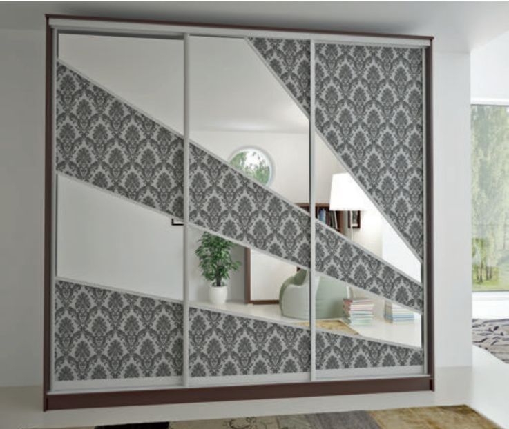 Шкаф-купе корпусный с зеркалом и рисунком.