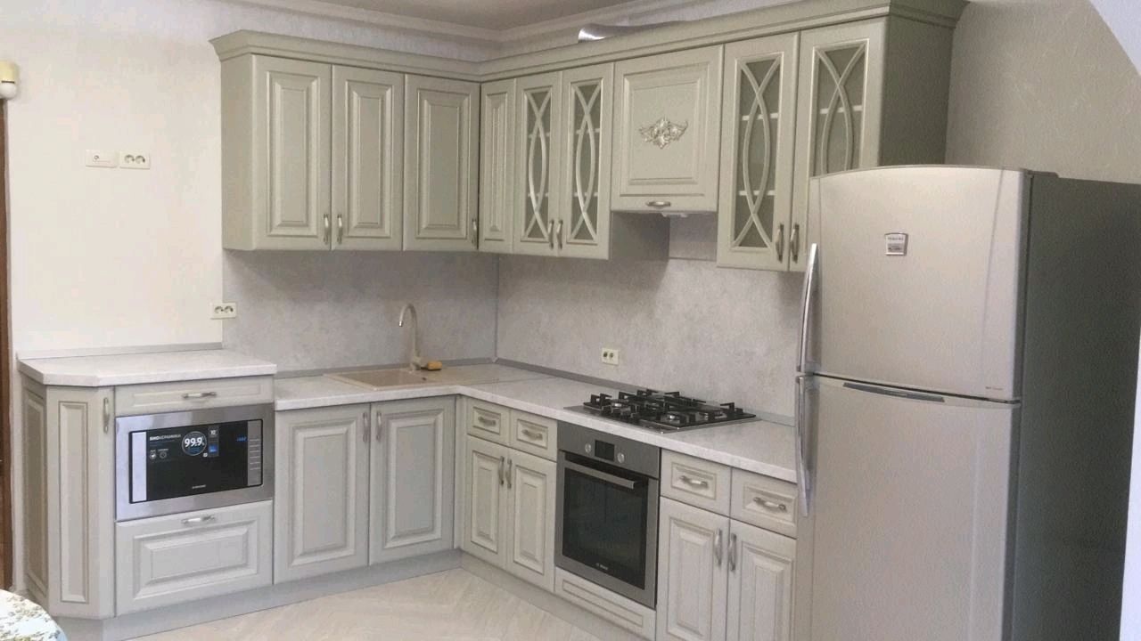 Крашенный МДФ в классическом стиле с патиной.