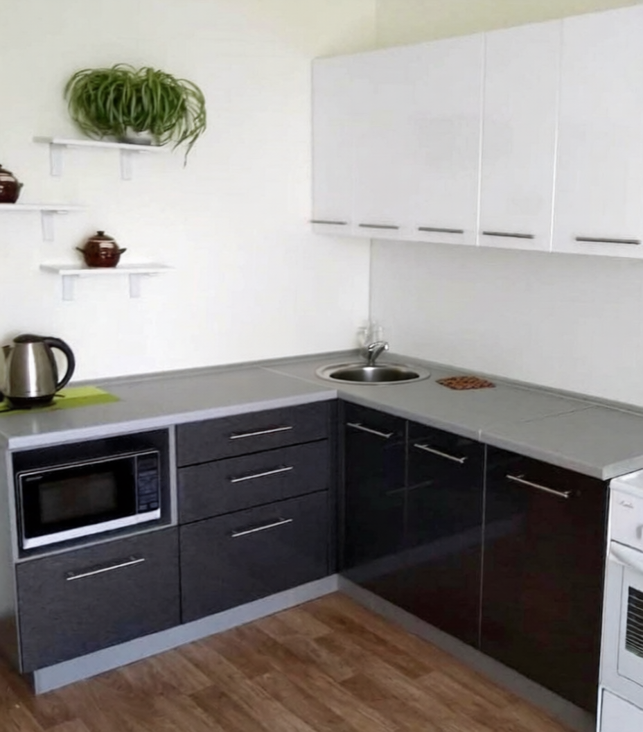 Кухня с фасадами из AGT акрил.