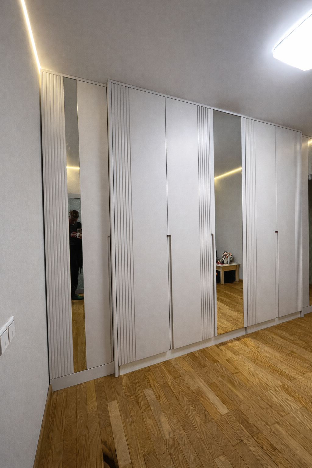 Шкаф распашной в прихожую с зеркалом. МДФ крашений.