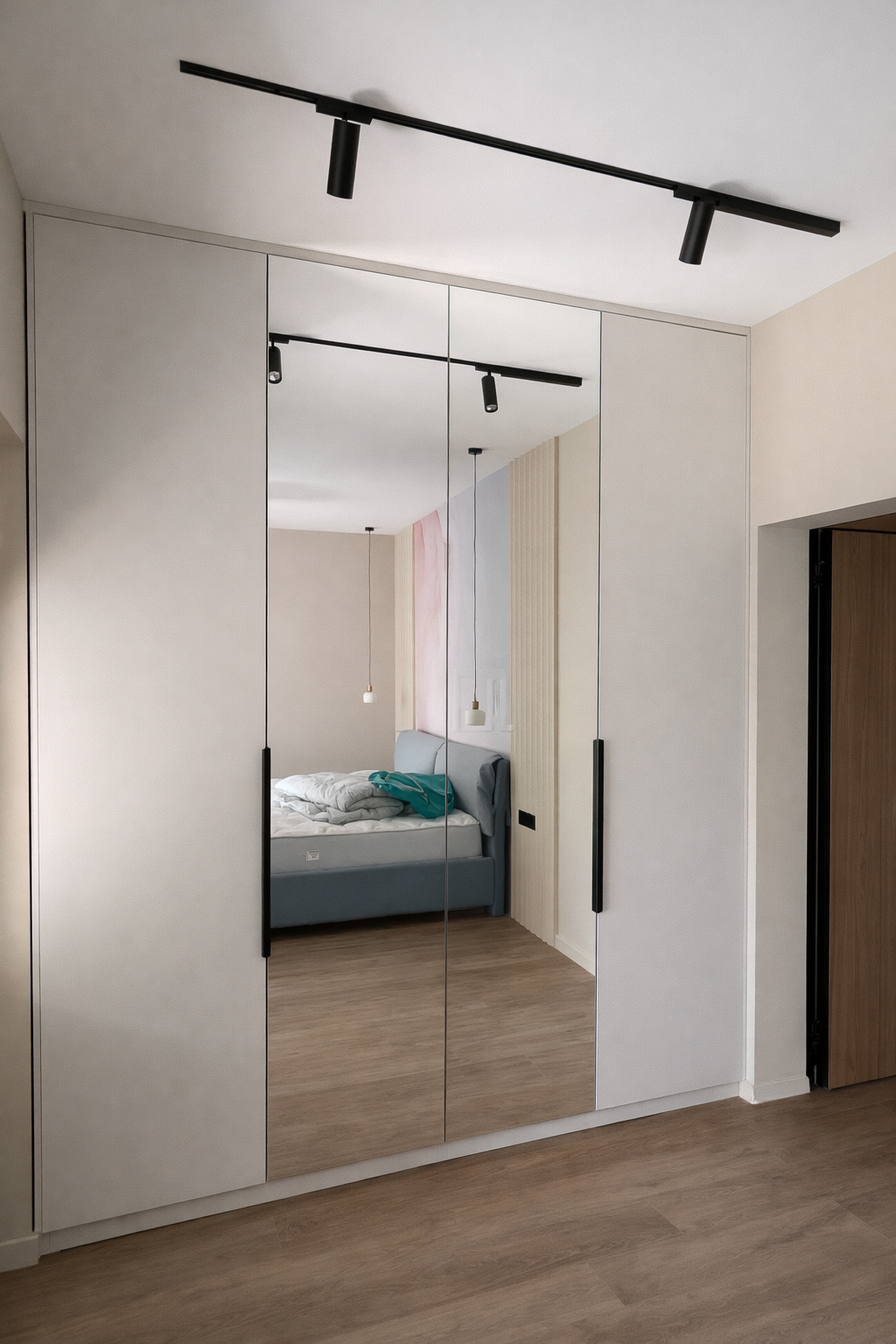 Шкаф распашной в спальню с зеркалом. ЛДСП EGGER.