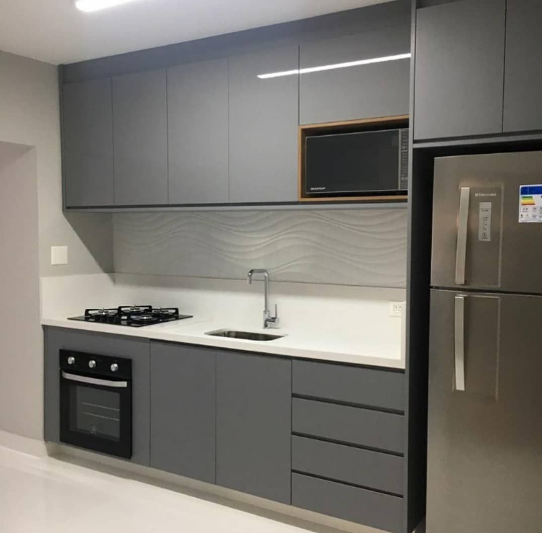 Кухня с прямыми крашенными фасадами и МДФ.