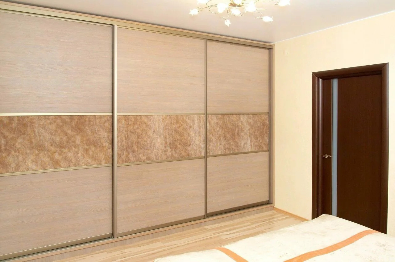 Шкаф-Купе ЛДСП с эко кожей.