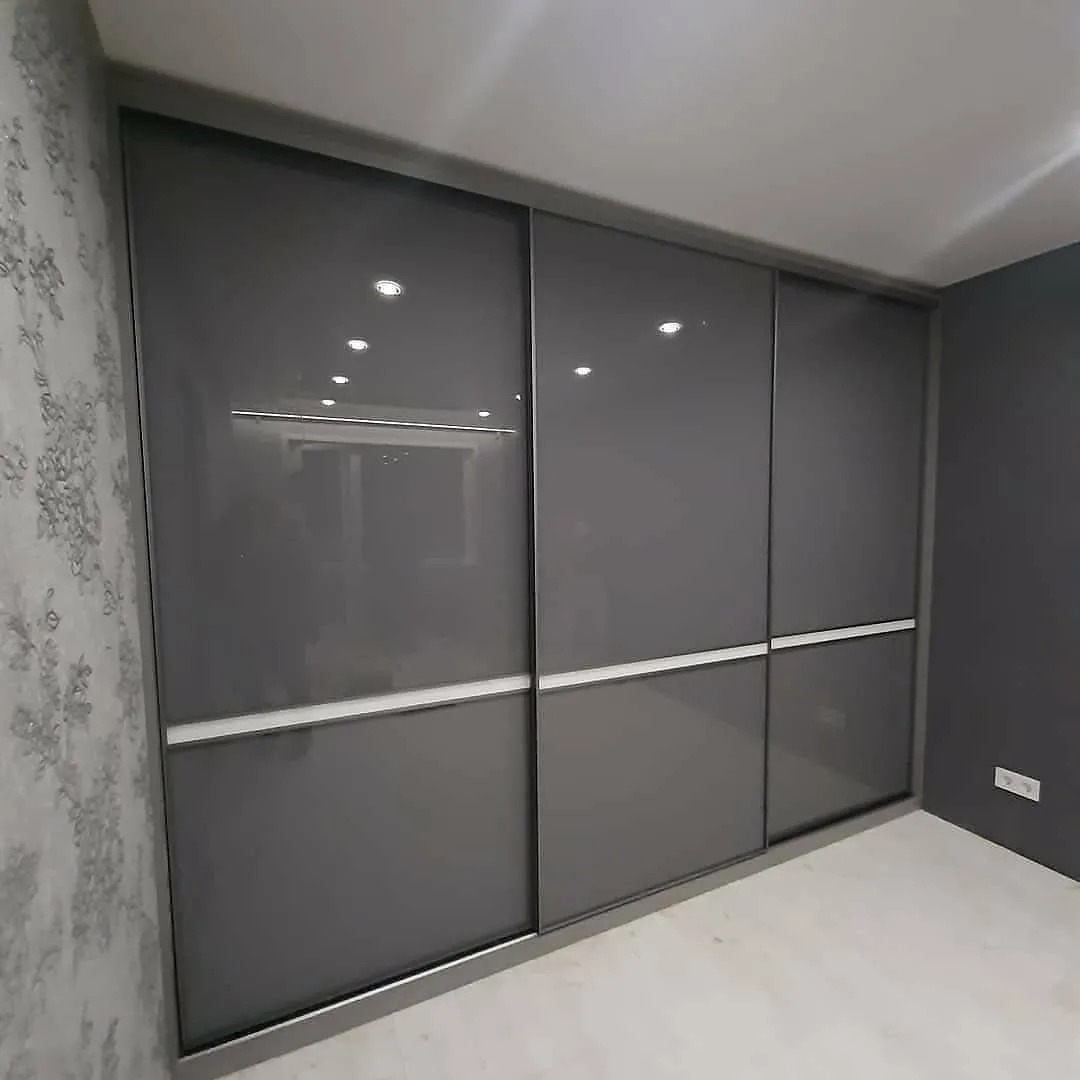 Шкаф-Купе с серым лакобелем.