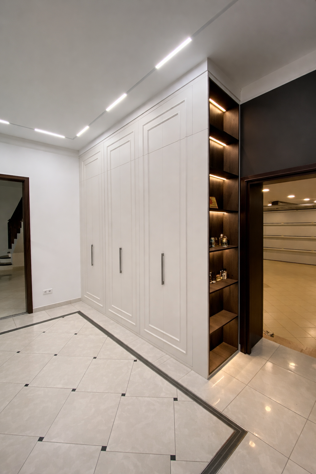 Шкаф распашной в прихожую. МДФ крашений филенка.