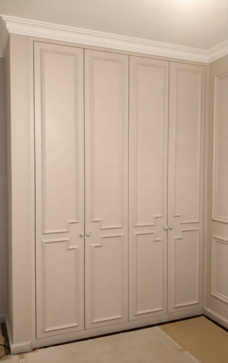 Шкаф распашной угловой. Крашеный МДФ.