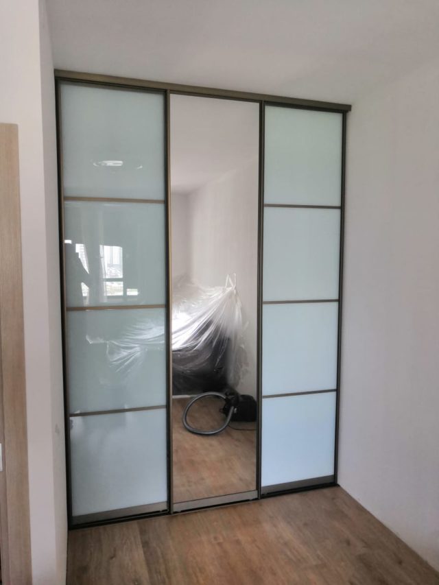 Шкаф-купе с зеркалом.