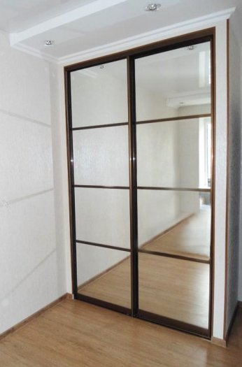 Шкаф-Купе с зеокалом.