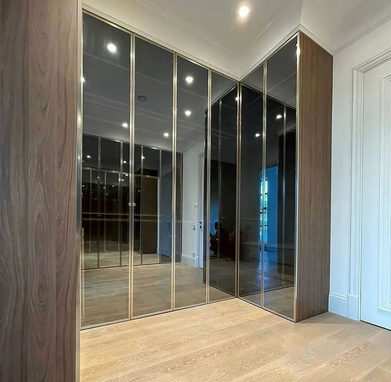 Шкаф гардеробный распашной со стеклом.