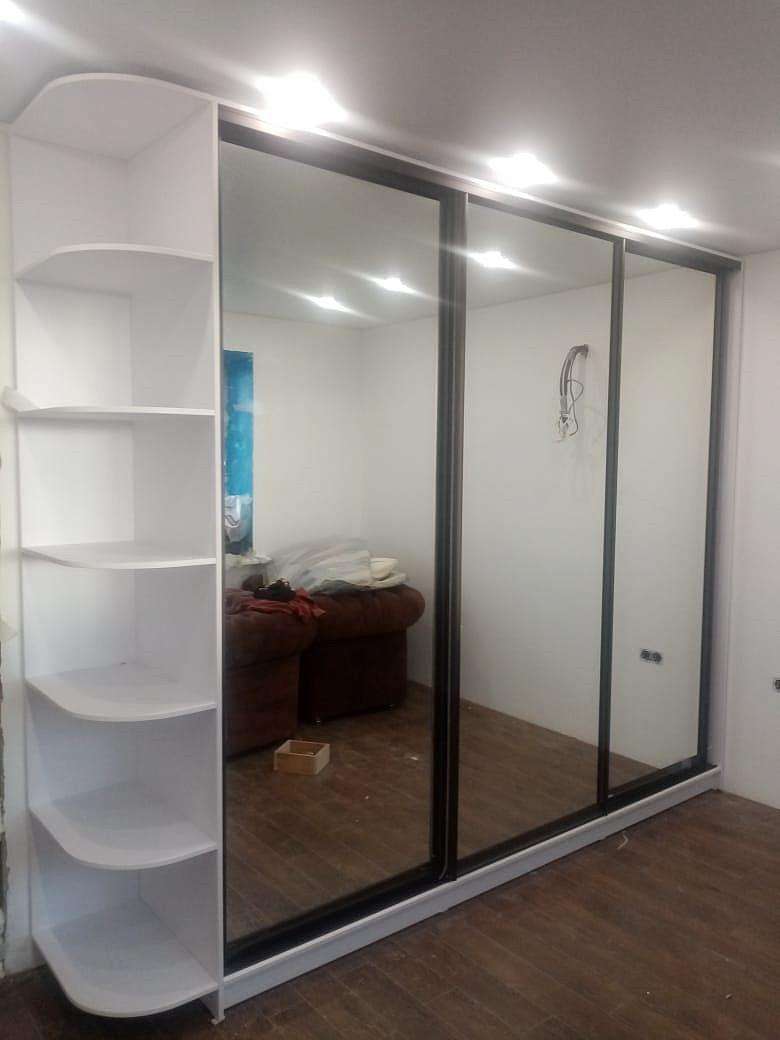 Шкаф-Купе с зеркалом и открытыми полками.