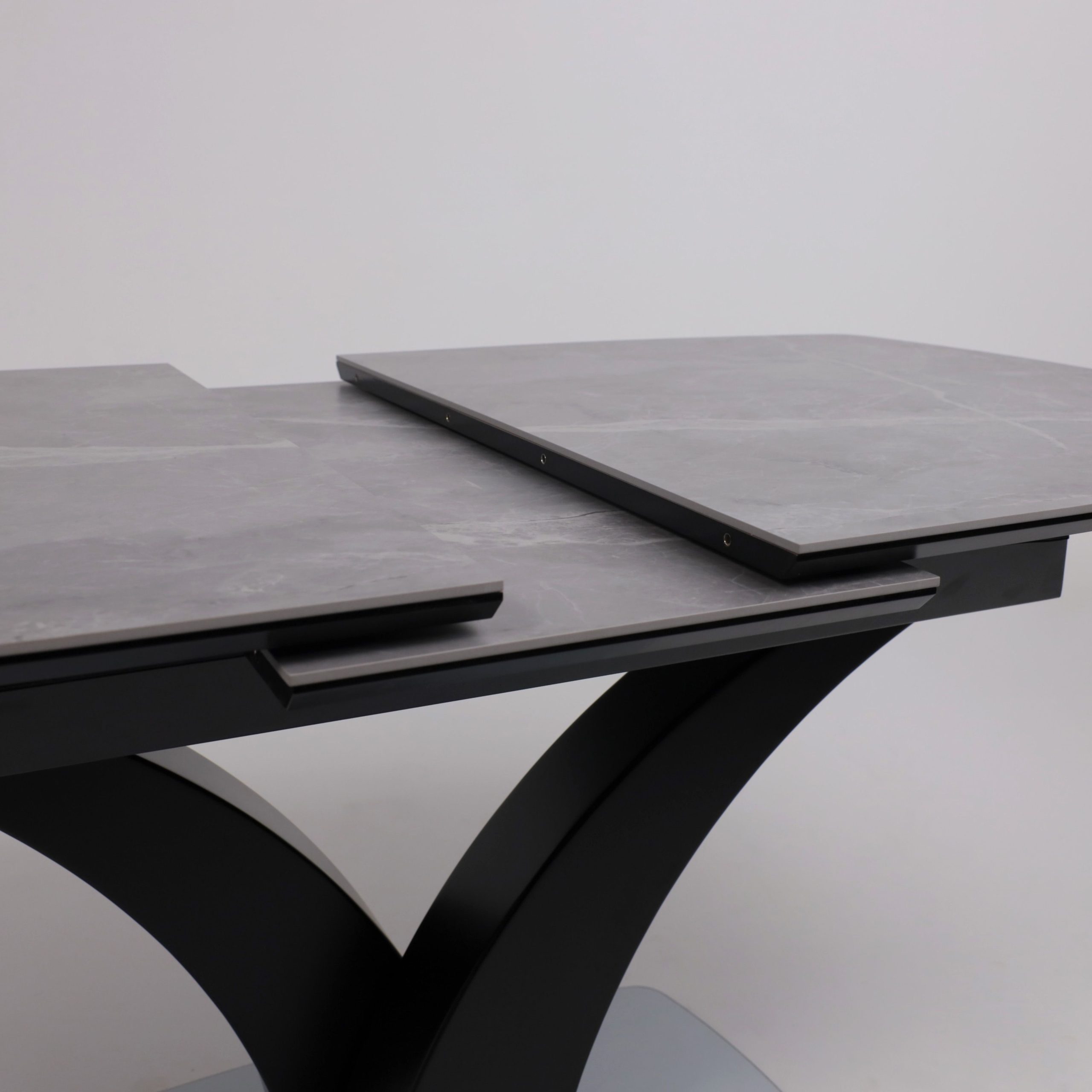 Стол НОТР ДАМ MODERNE, керамика 0 кат. 1400(1800)*850, Камень серый Greys Grey/Черный матовый