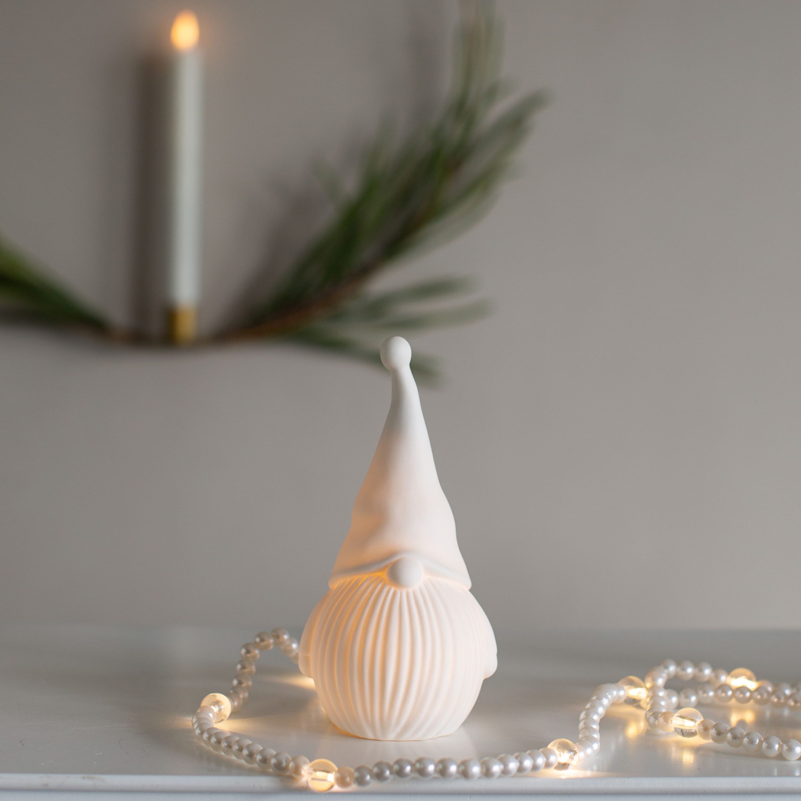 Светодиодный декор AKS тип 11 ( Гном, керамика 7.5х7х14.5см 1LED, 3*LR44 )