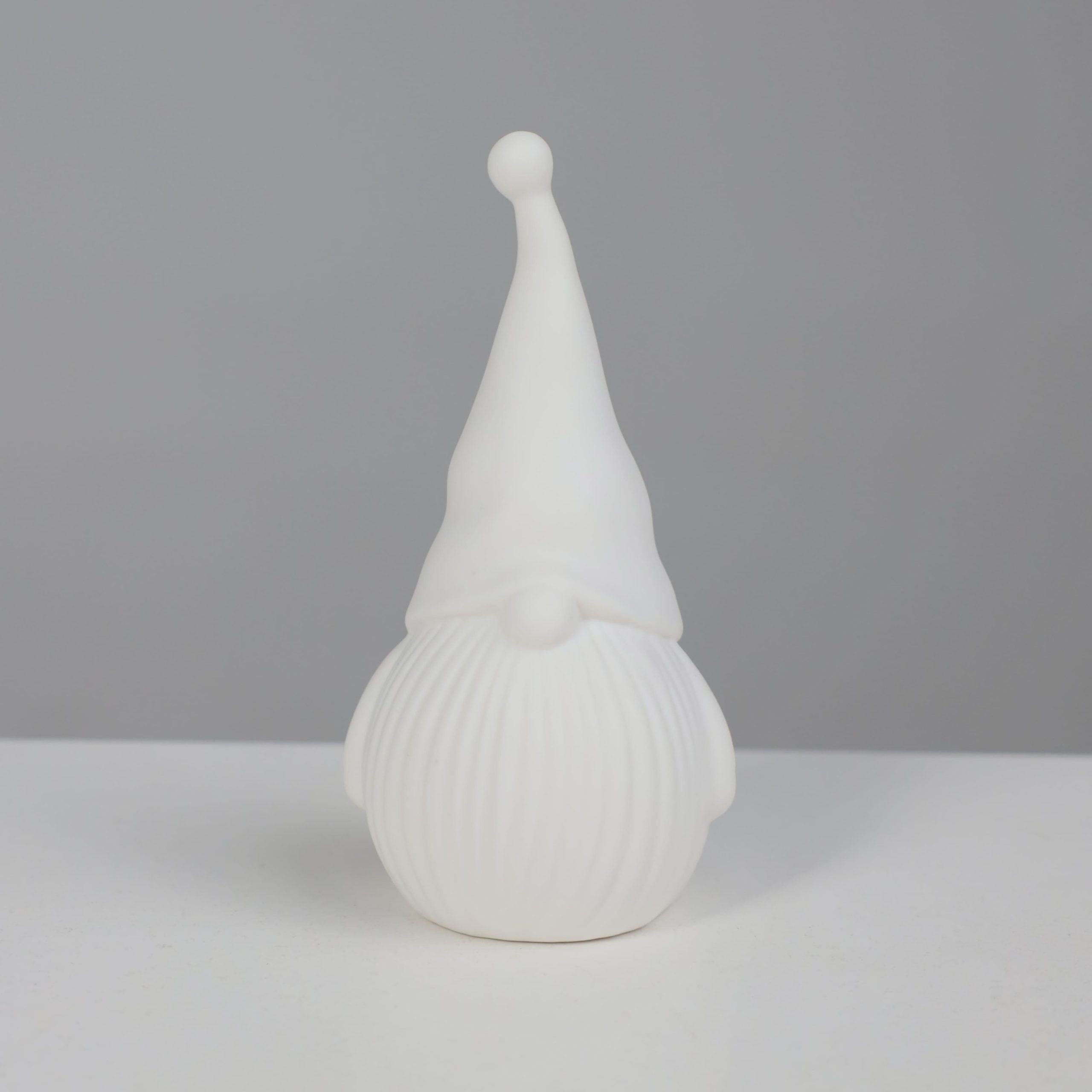 Светодиодный декор AKS тип 11 ( Гном, керамика 7.5х7х14.5см 1LED, 3*LR44 )