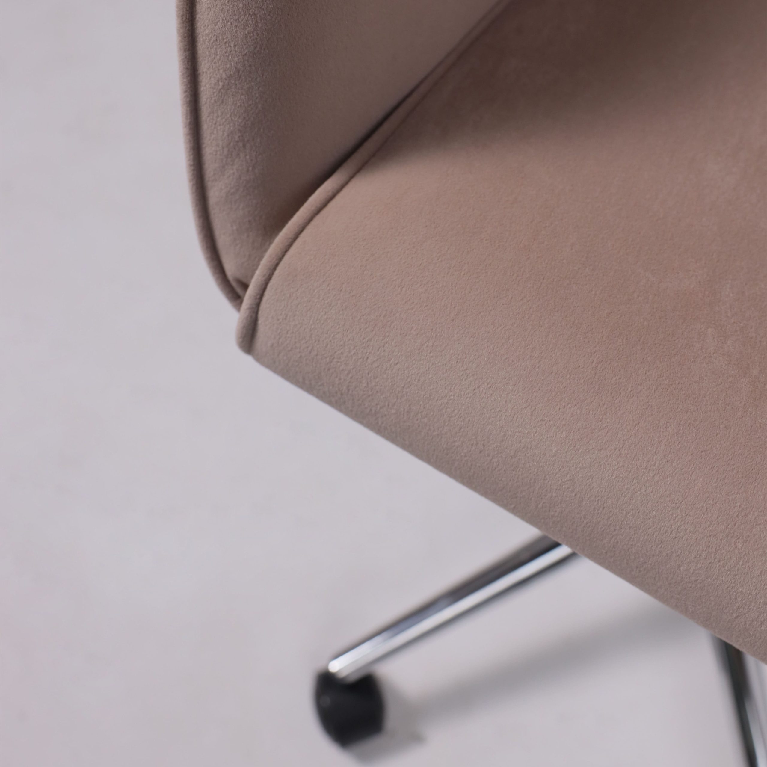 Кресло поворотное BELLA XL chrome, Kiton 714 Powder, велюр/пудровый