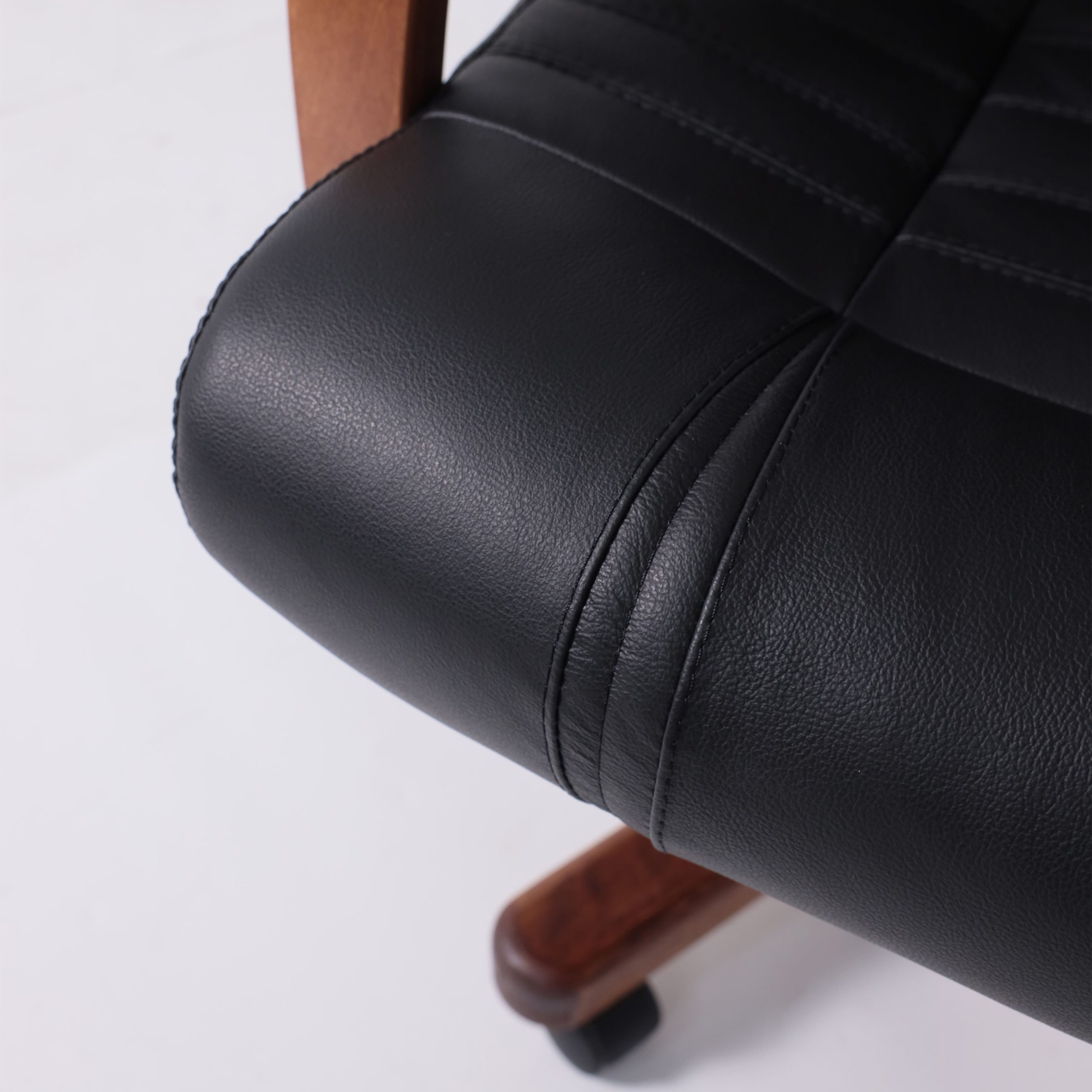 Кресло Атлант экстра (орех светлый) кожа (черная) мультиблок