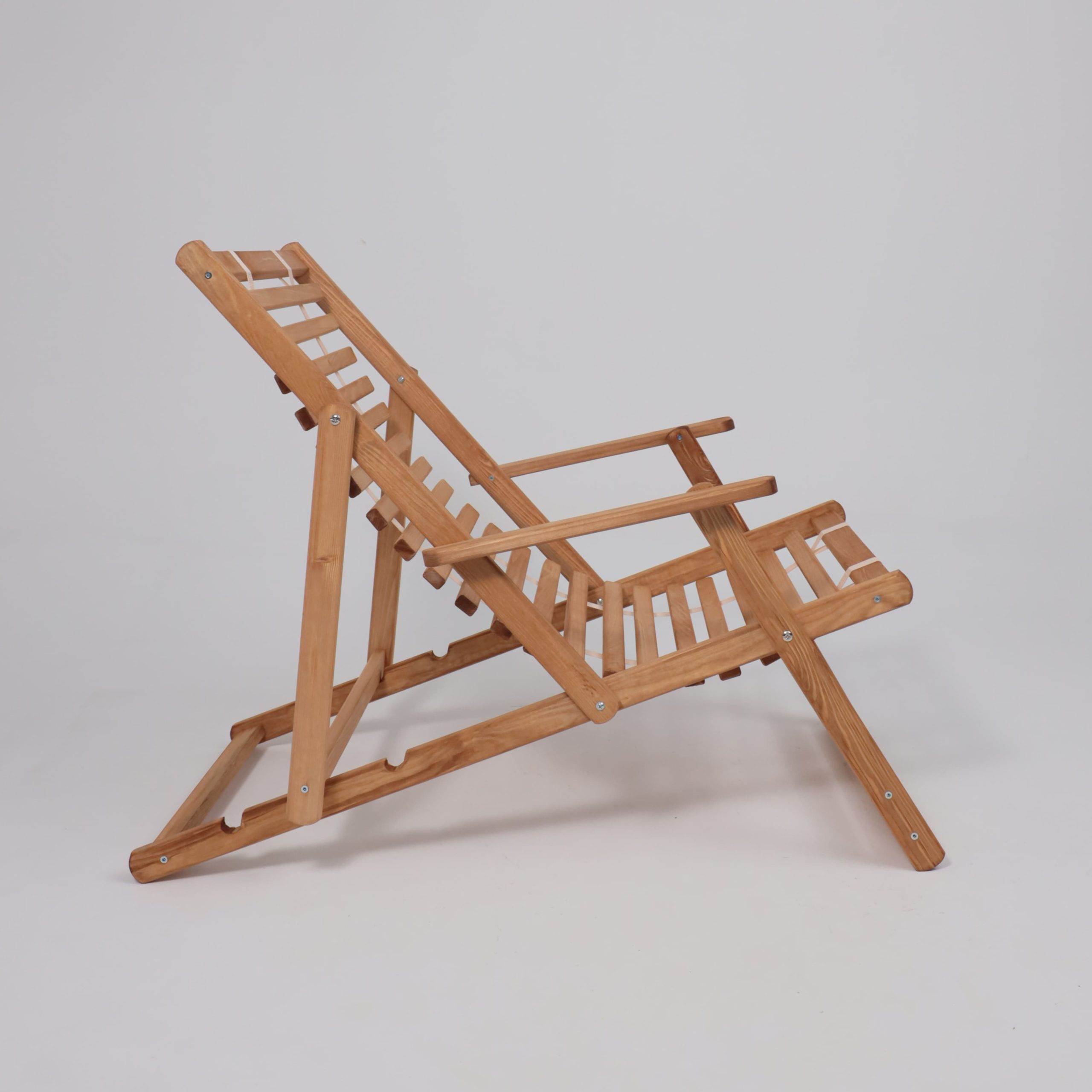 Кресло-шезлонг с подлокотниками DYATEL сиденье из дерева сосна (цвет дуб)