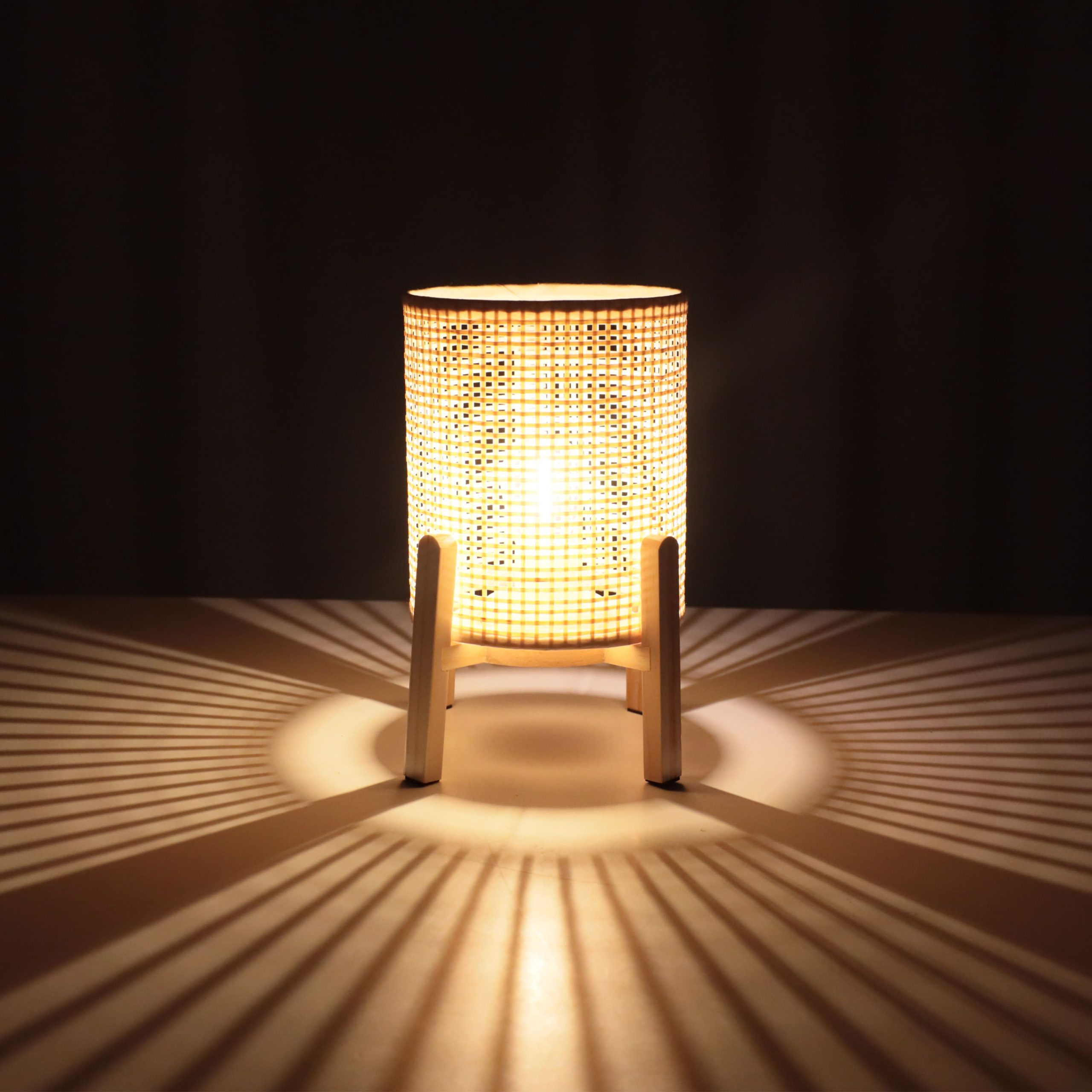 Светильник настольный AKS тип 1 ( 16.8х16.8х23.5см 1LED, 2ААА )