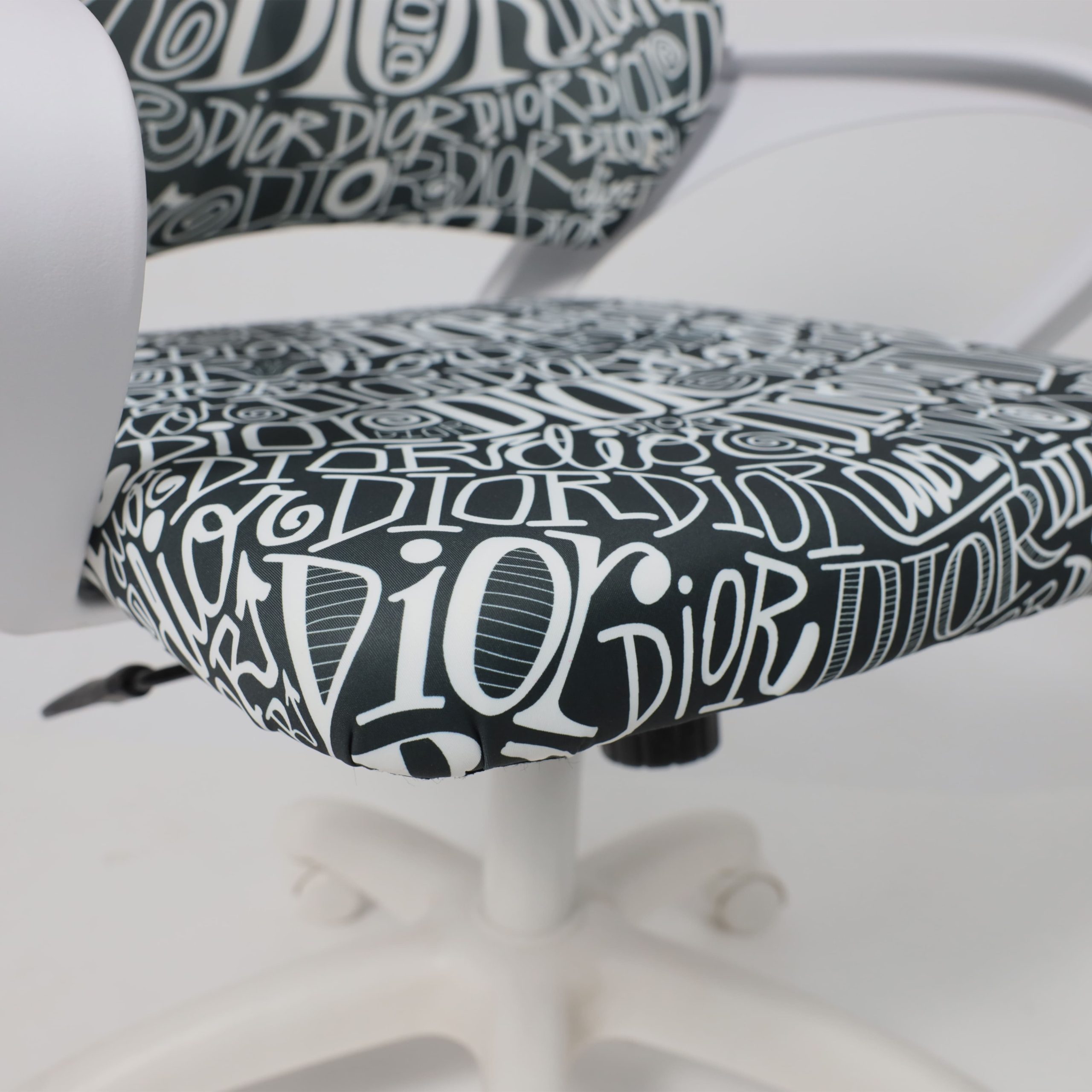 Кресло рабочее, поворотное RICCI NEW, white, ткань, черно-белая диор