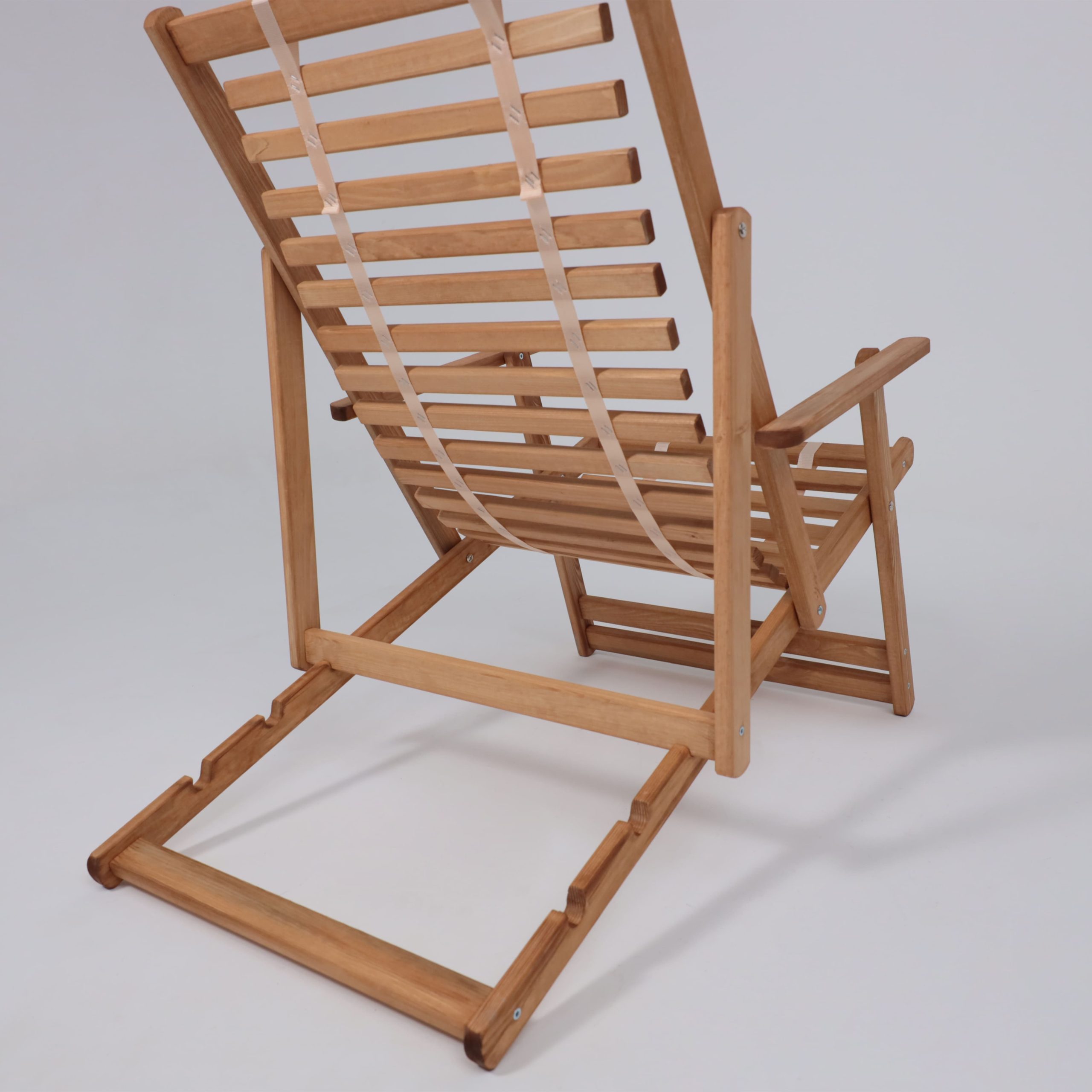 Кресло-шезлонг с подлокотниками DYATEL сиденье из дерева сосна (цвет дуб)