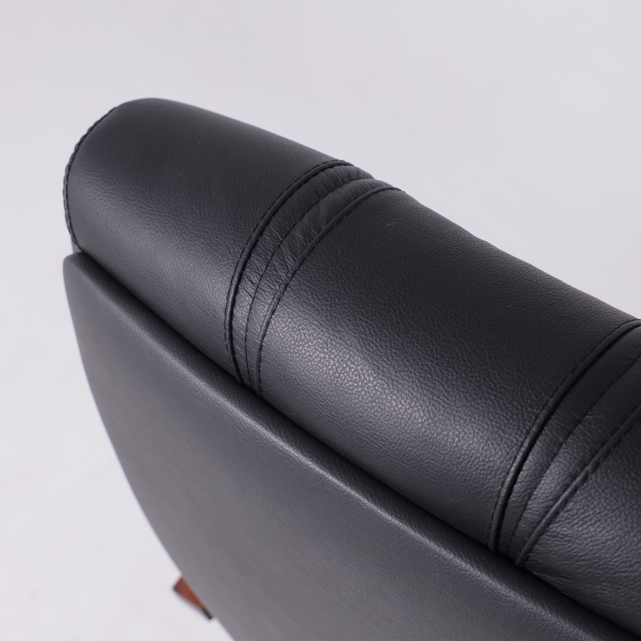 Кресло Атлант экстра (орех светлый) кожа (черная) мультиблок