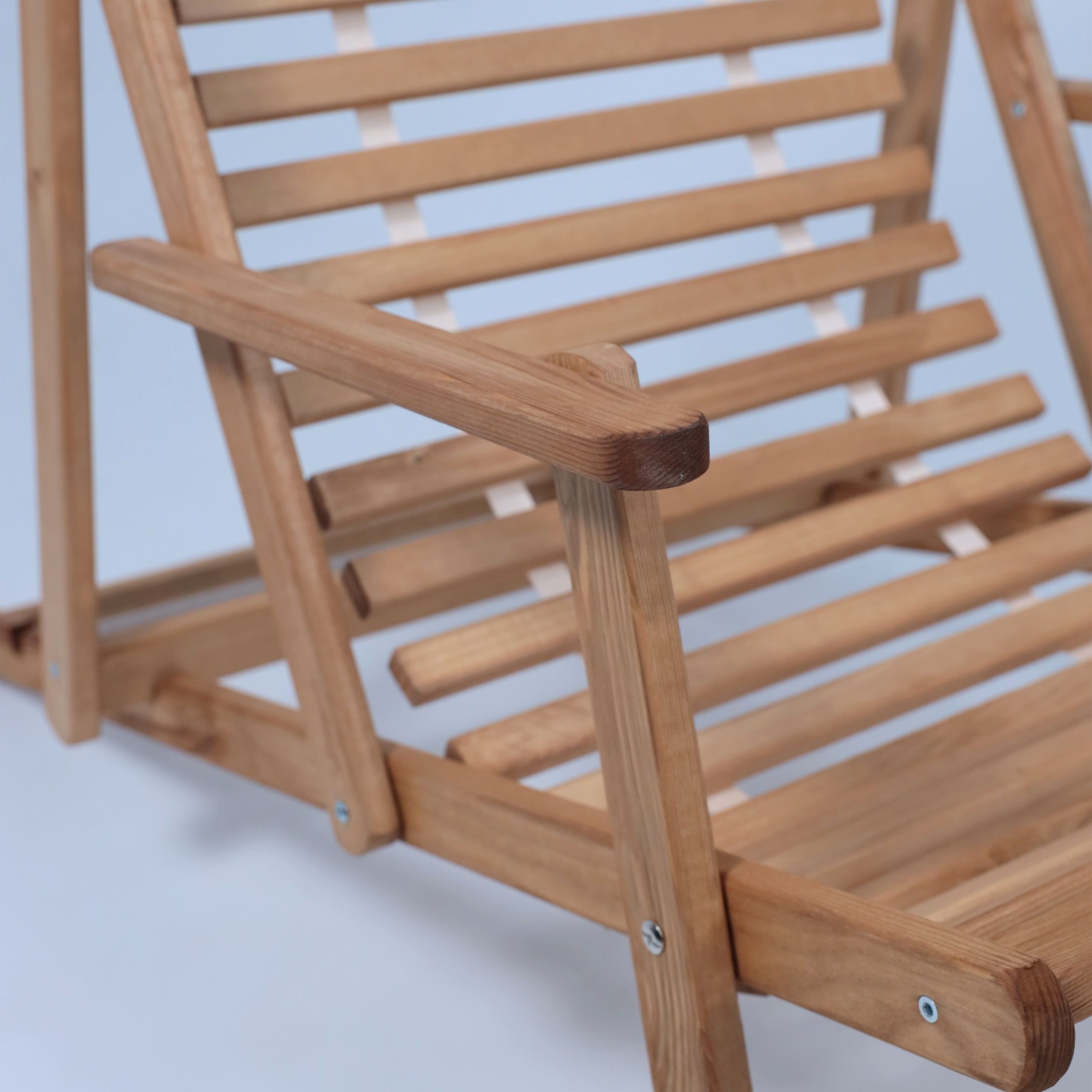 Кресло-шезлонг с подлокотниками DYATEL сиденье из дерева сосна (цвет дуб)