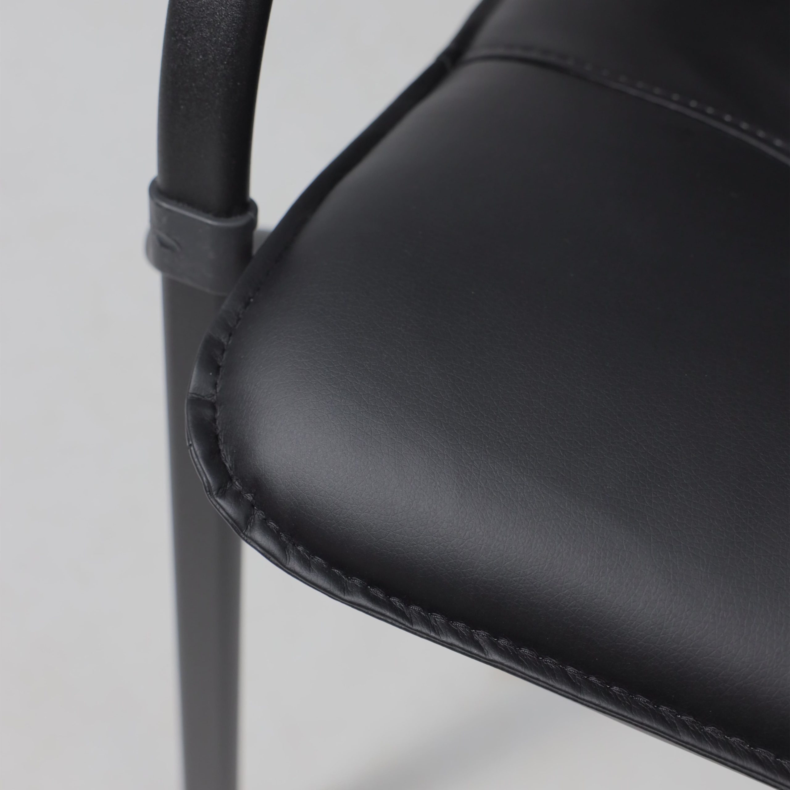 Кресло SAMBA AKS-1, основание черное, Pegasso черный, мягкие подлокотники