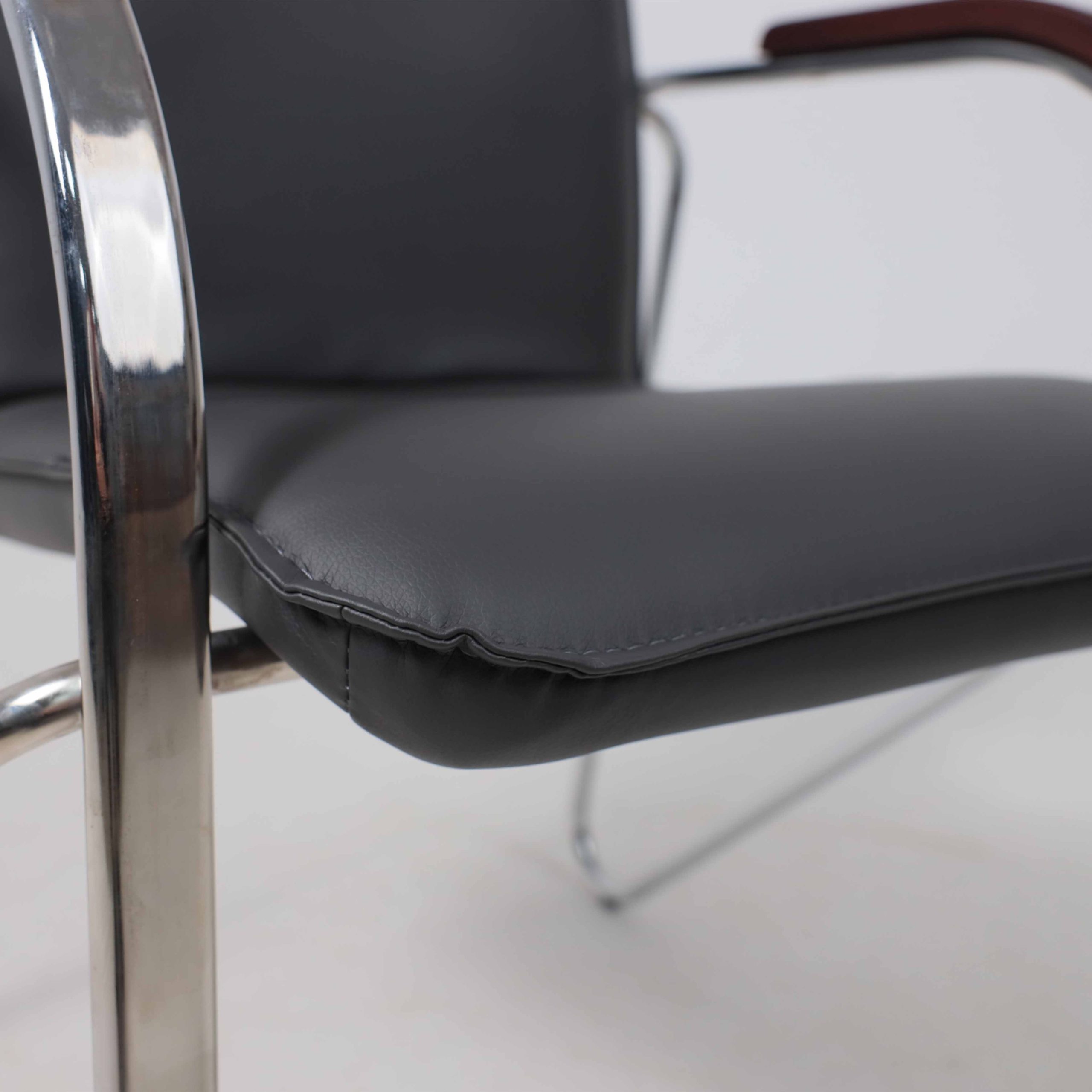 Кресло SAMBA AKS-1 Pegasso темно-серый, подлокотники дерево темное