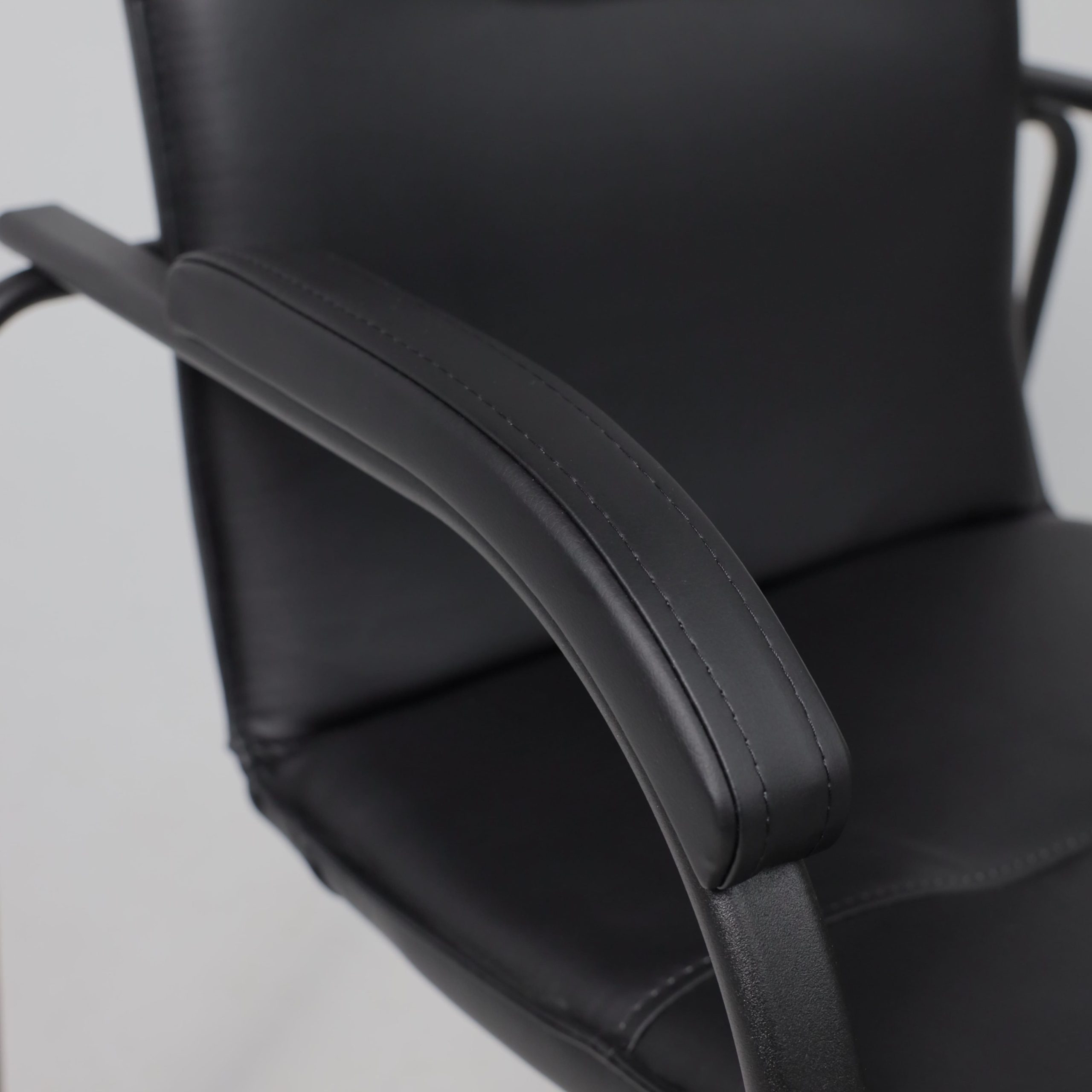 Кресло SAMBA AKS-1, основание черное, Pegasso черный, мягкие подлокотники