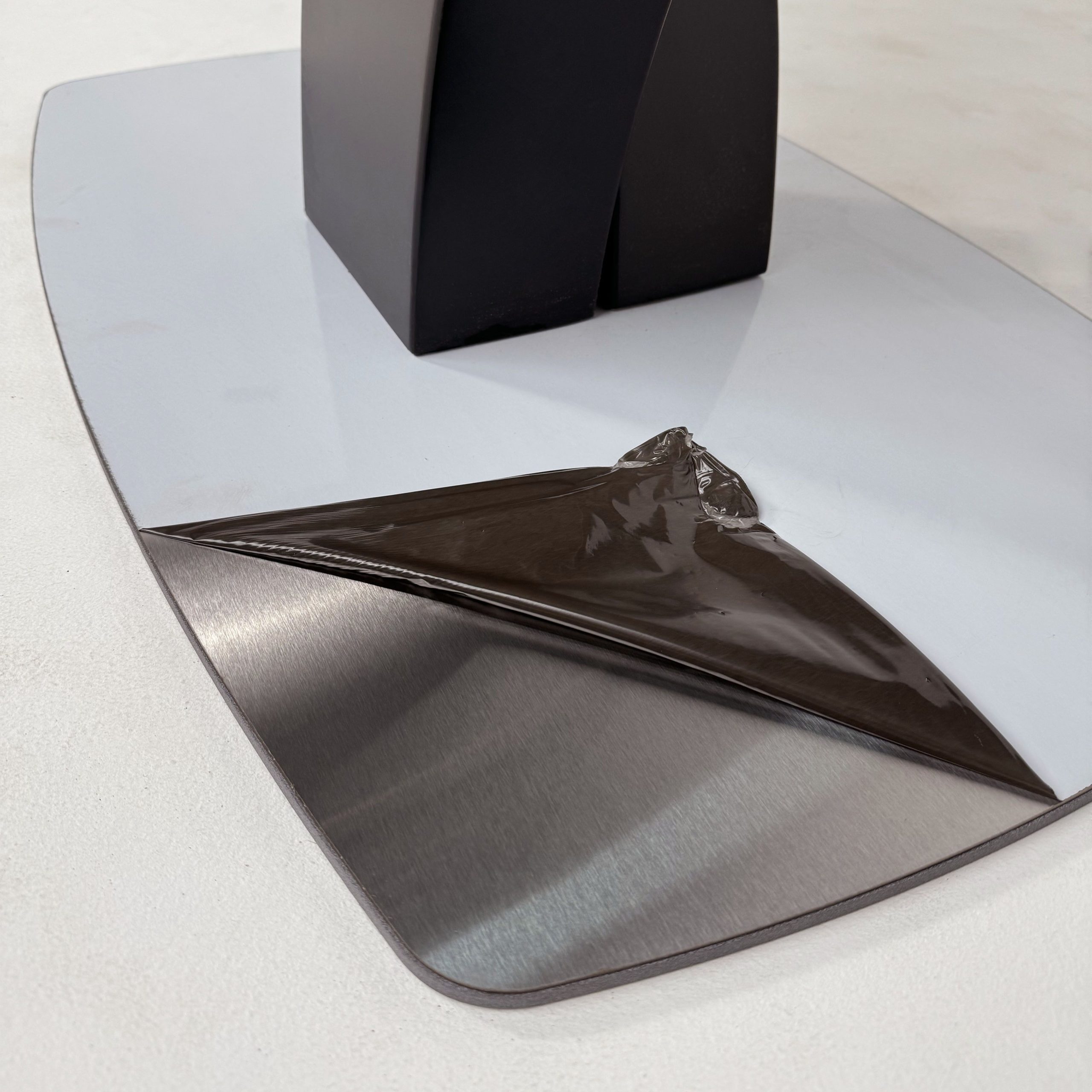 Стол НОТР ДАМ MODERNE, керамика 0 кат. 1400(1800)*850, Камень серый Greys Grey/Черный матовый