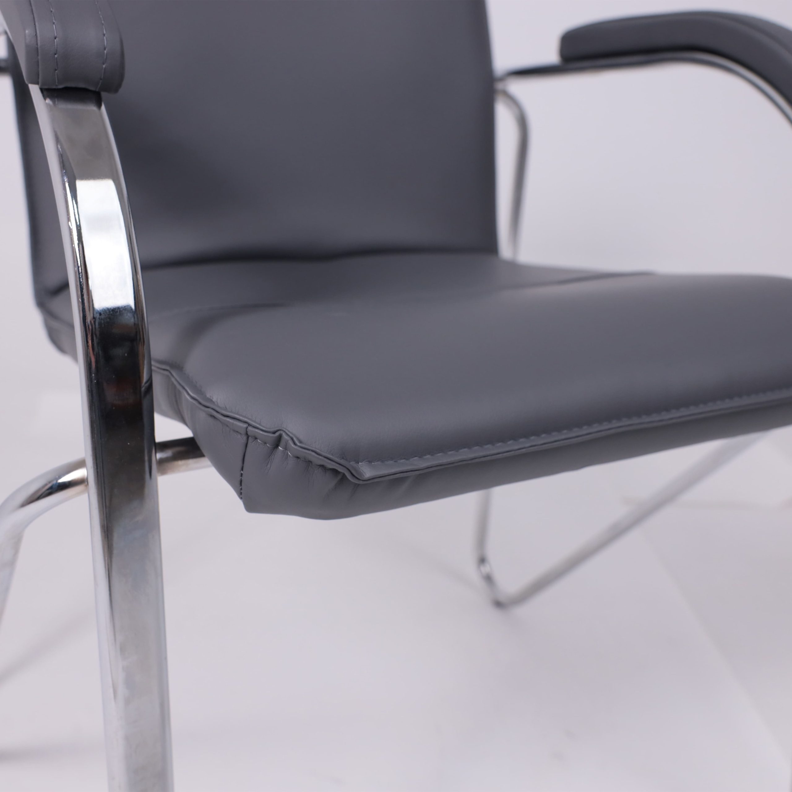 Кресло SAMBA AKS-1 Pegasso светло-серый, мягкие подлокотники