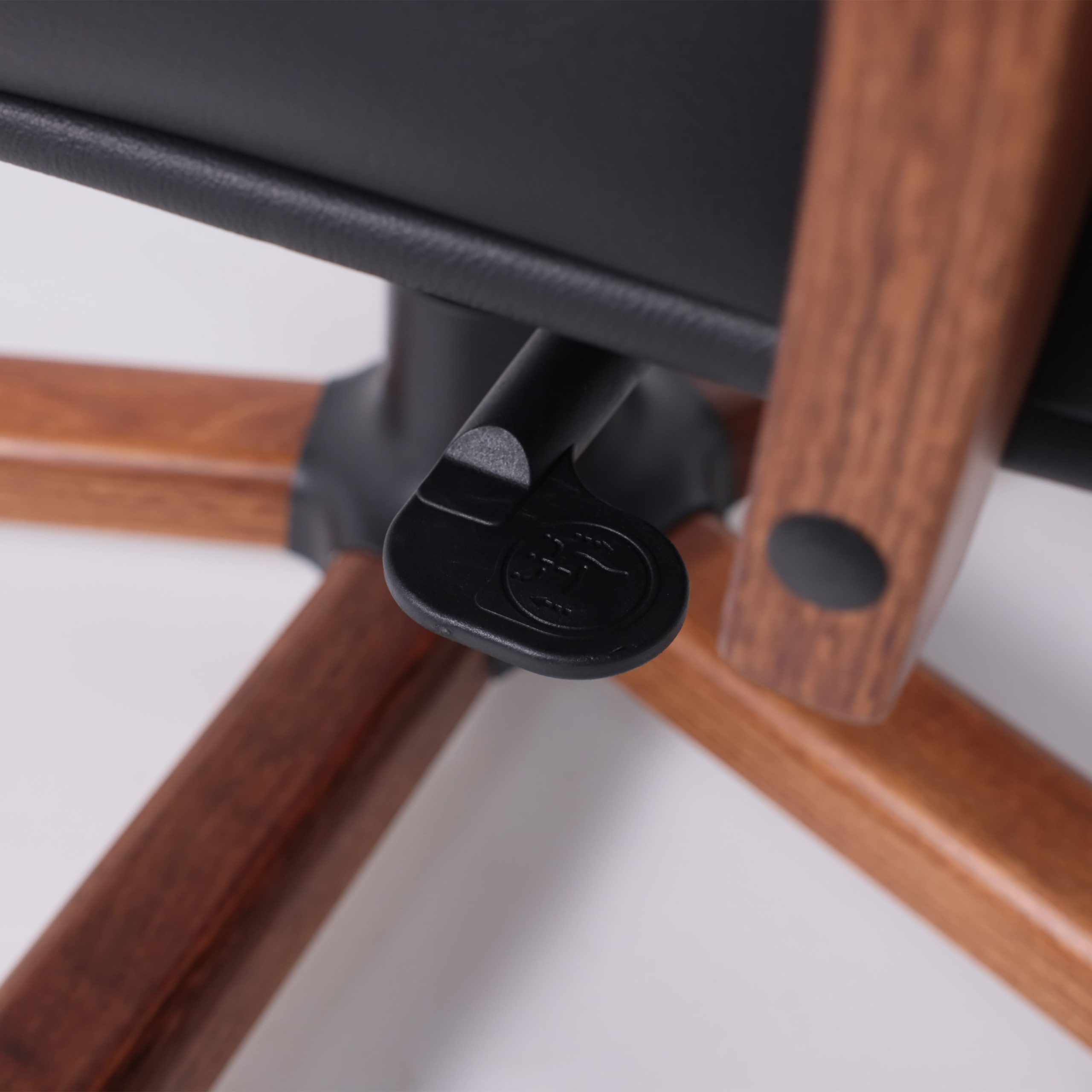 Кресло Атлант экстра (орех светлый) кожа (черная) мультиблок