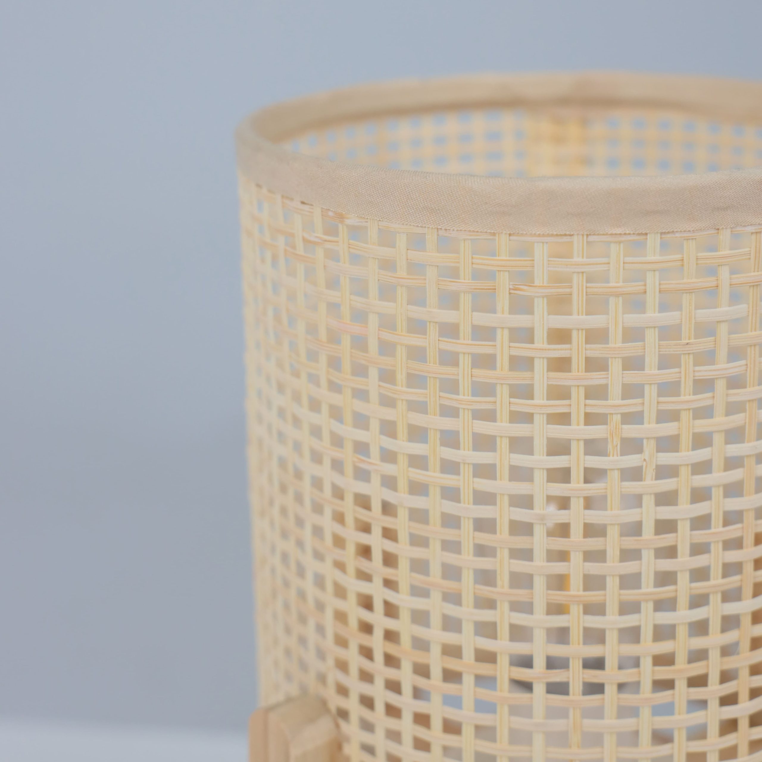 Светильник настольный AKS тип 1 ( 16.8х16.8х23.5см 1LED, 2ААА )