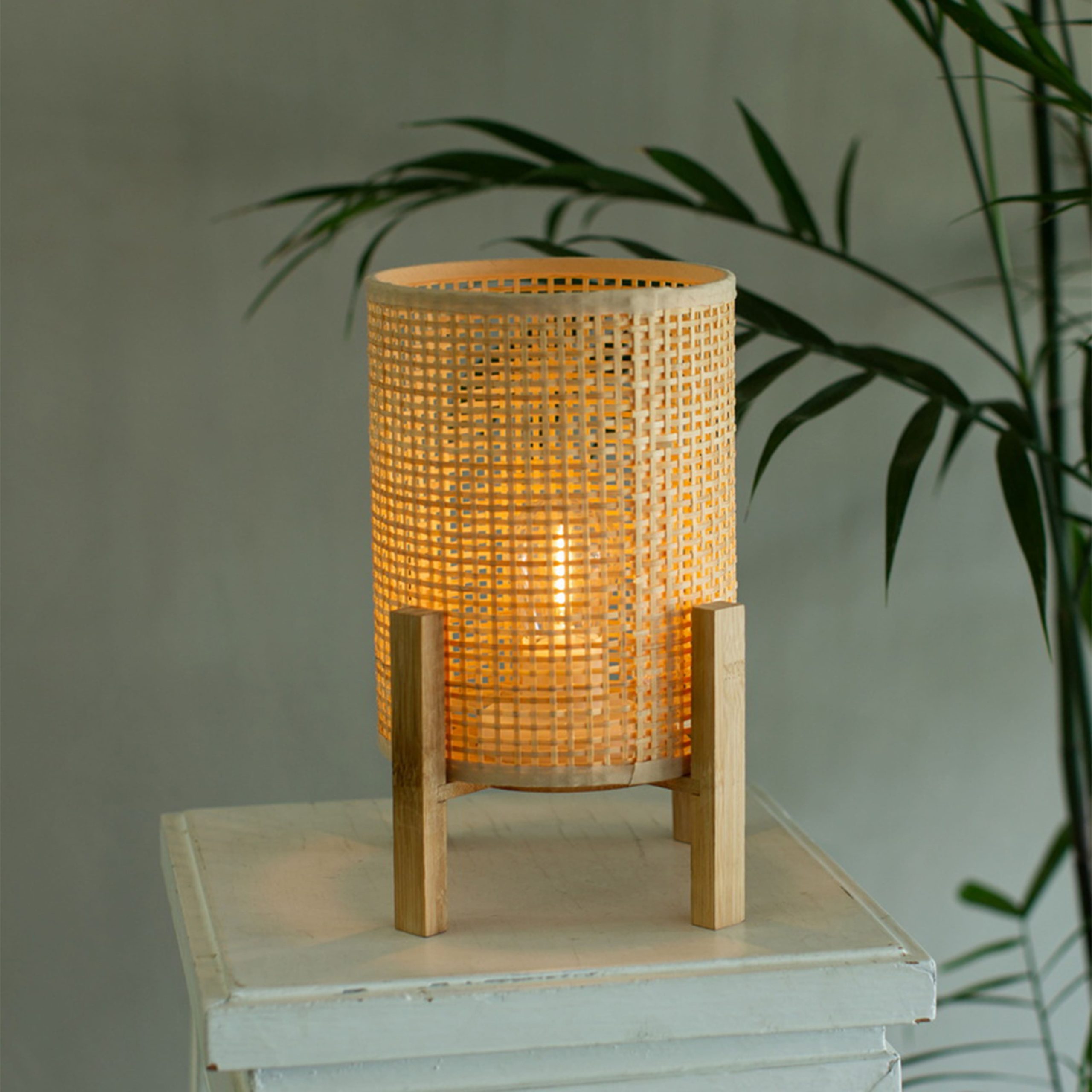 Светильник настольный AKS тип 1 ( 16.8х16.8х23.5см 1LED, 2ААА )