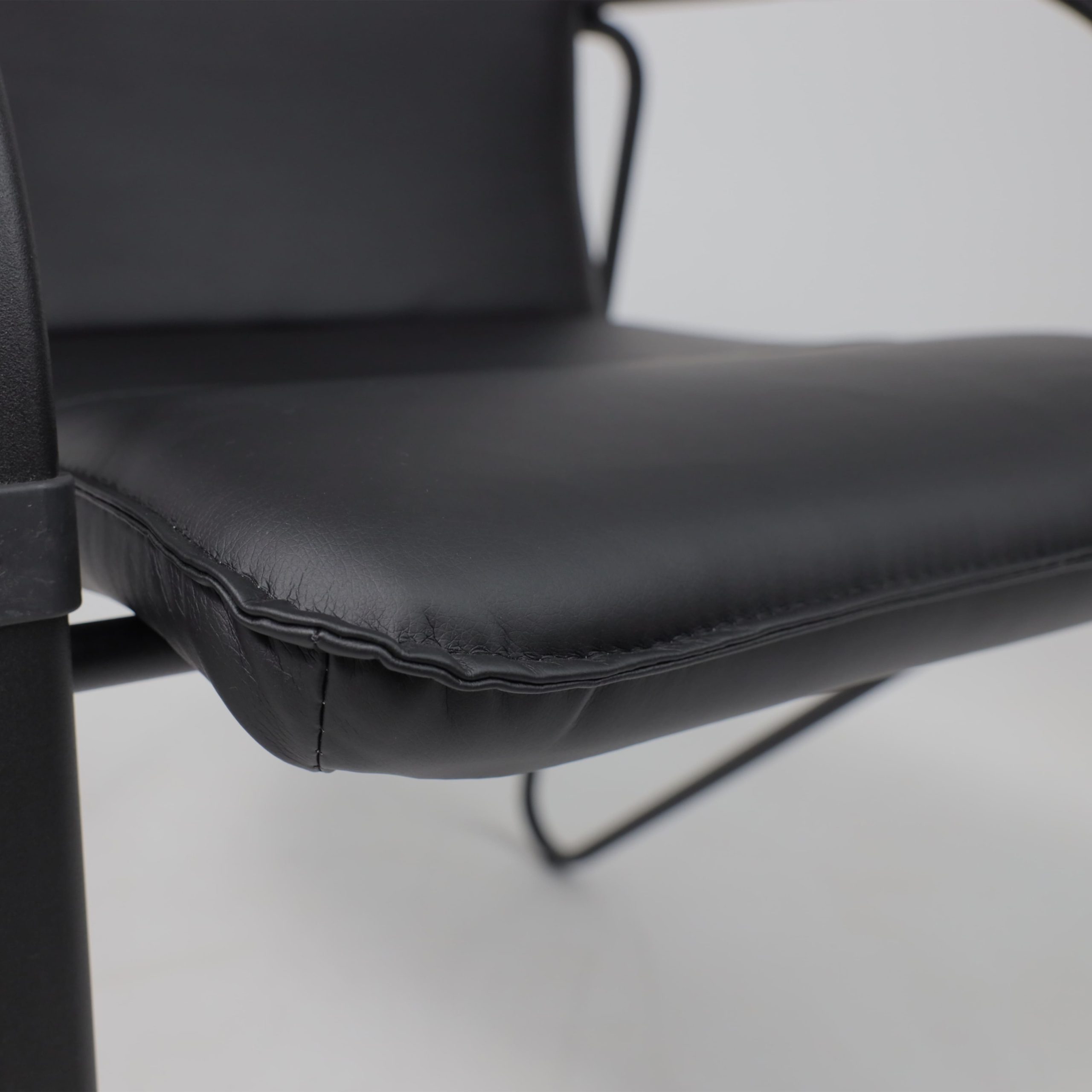 Кресло SAMBA AKS-1, основание черное, Pegasso черный, мягкие подлокотники