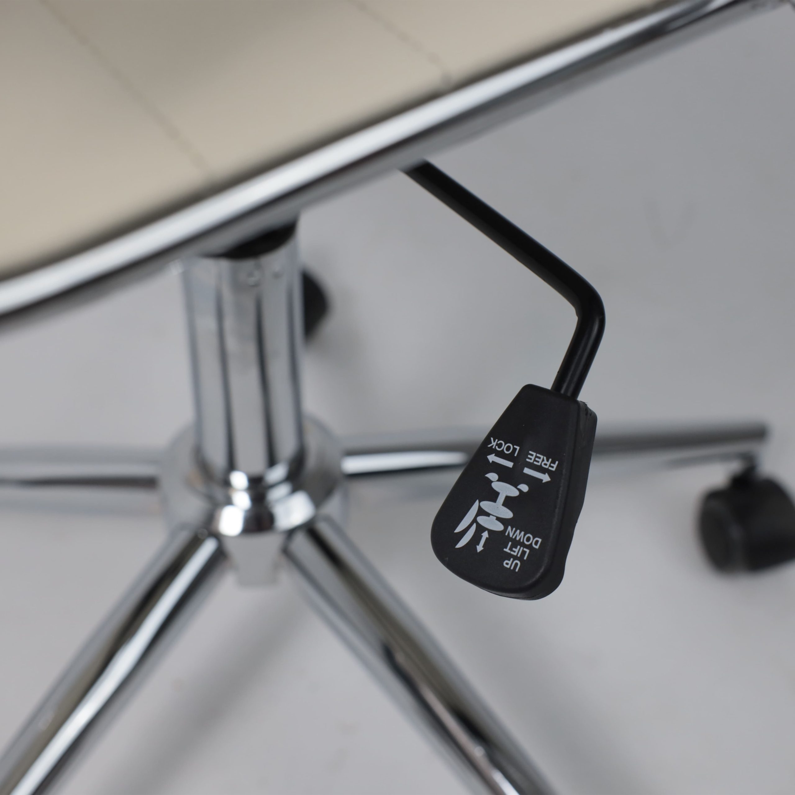 Кресло поворотное EVELIN, экокожа, кремовый