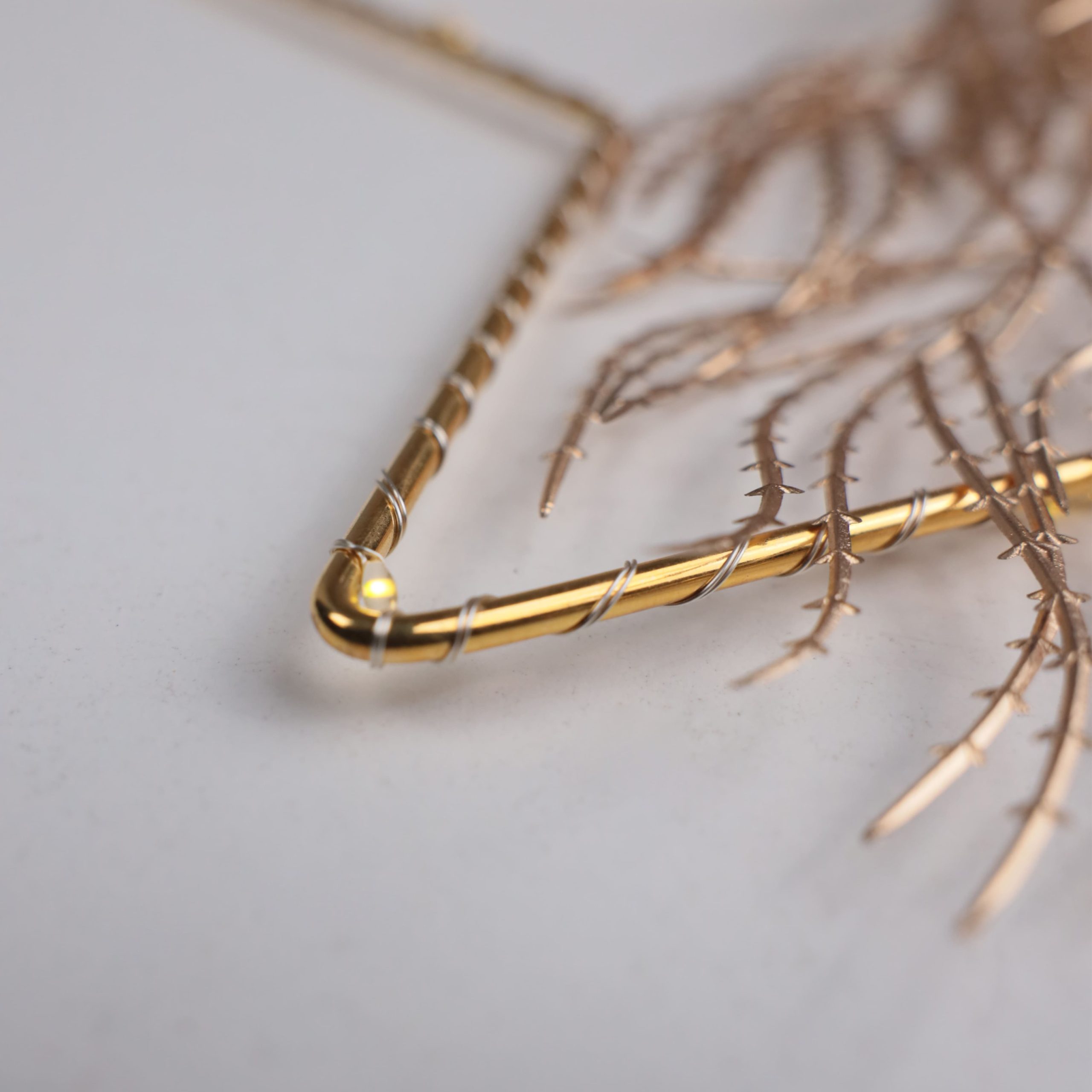 Светодиодный декор AKS тип 6 ( Звезда с веткой 25х24см 18LED, 2АА )