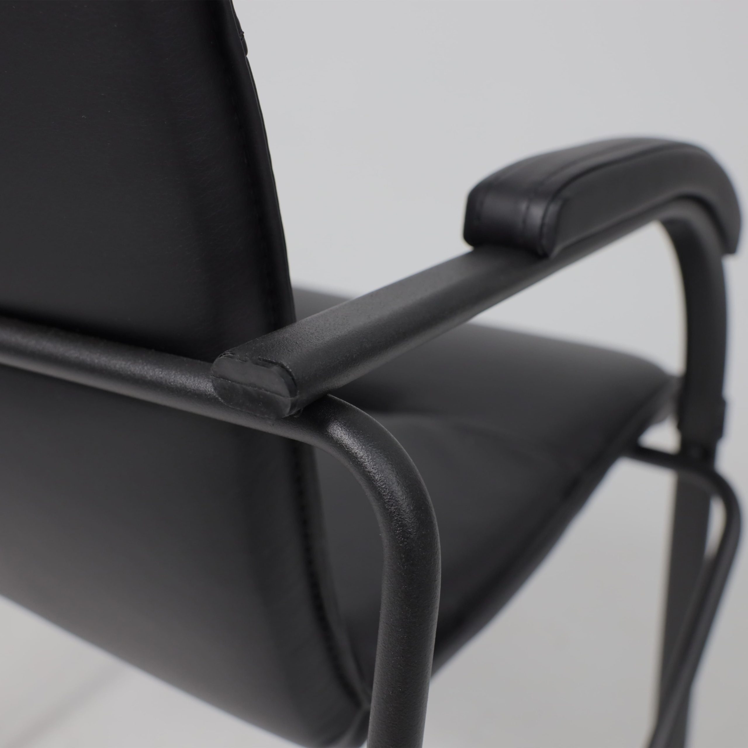 Кресло SAMBA AKS-1, основание черное, Pegasso черный, мягкие подлокотники