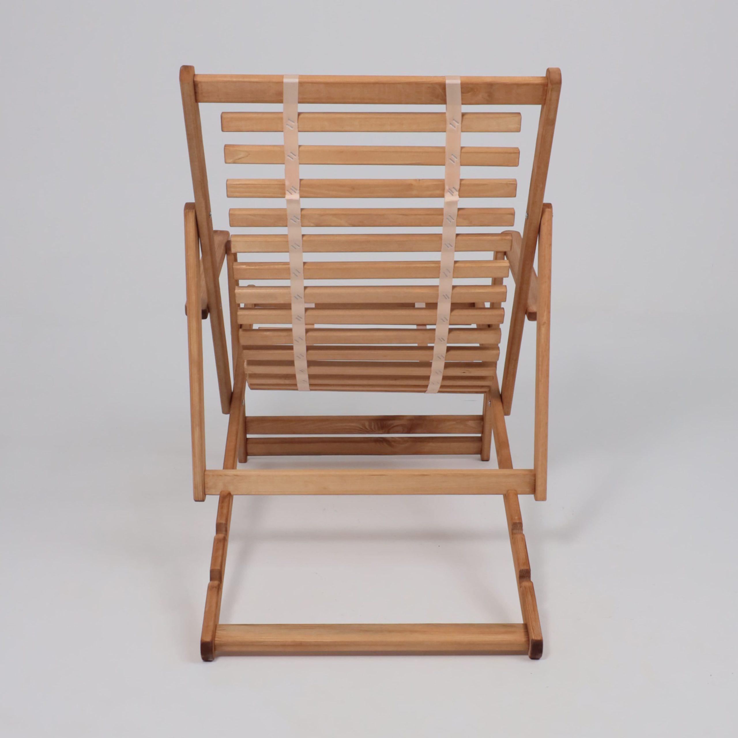 Кресло-шезлонг с подлокотниками DYATEL сиденье из дерева сосна (цвет дуб)