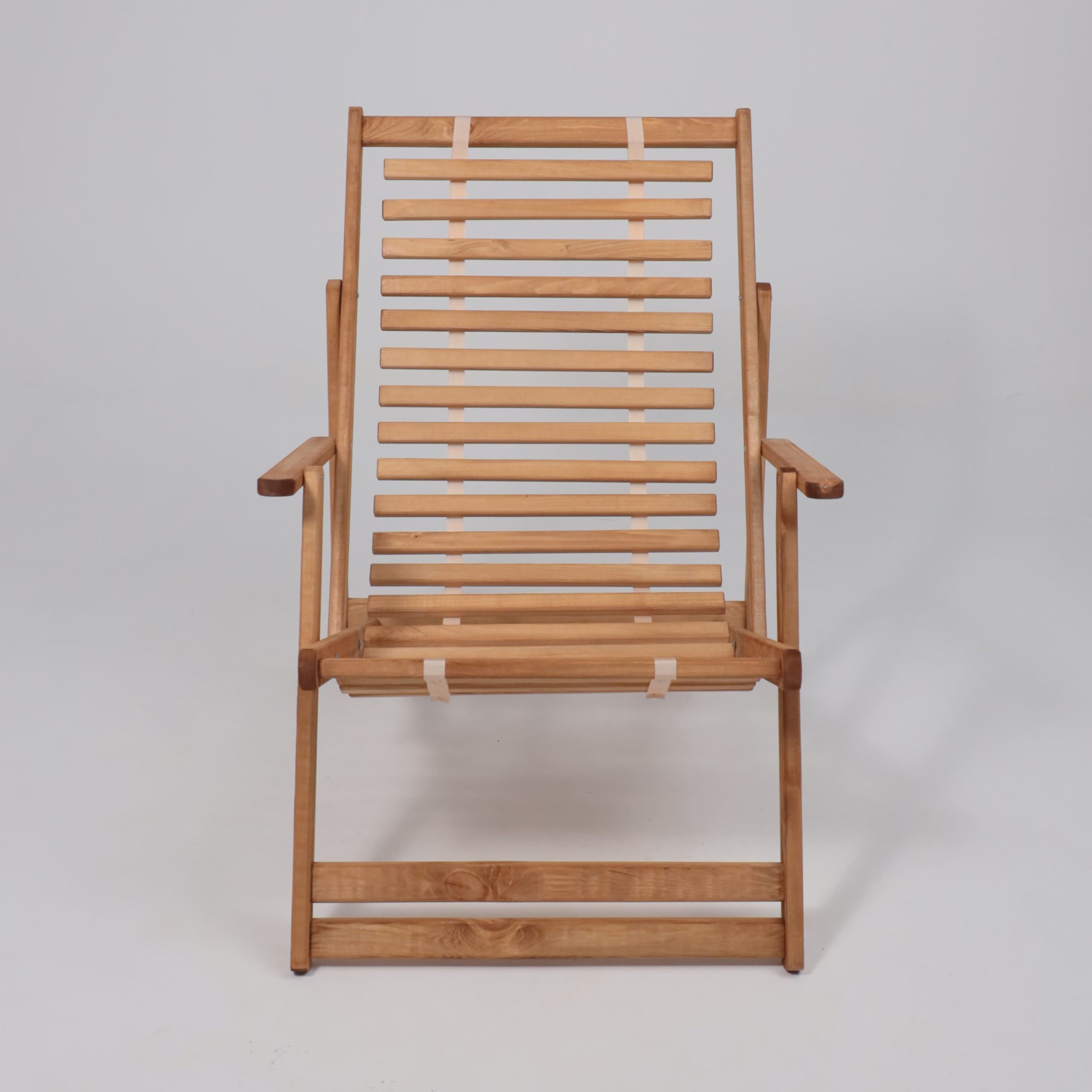 Кресло-шезлонг с подлокотниками DYATEL сиденье из дерева сосна (цвет дуб)